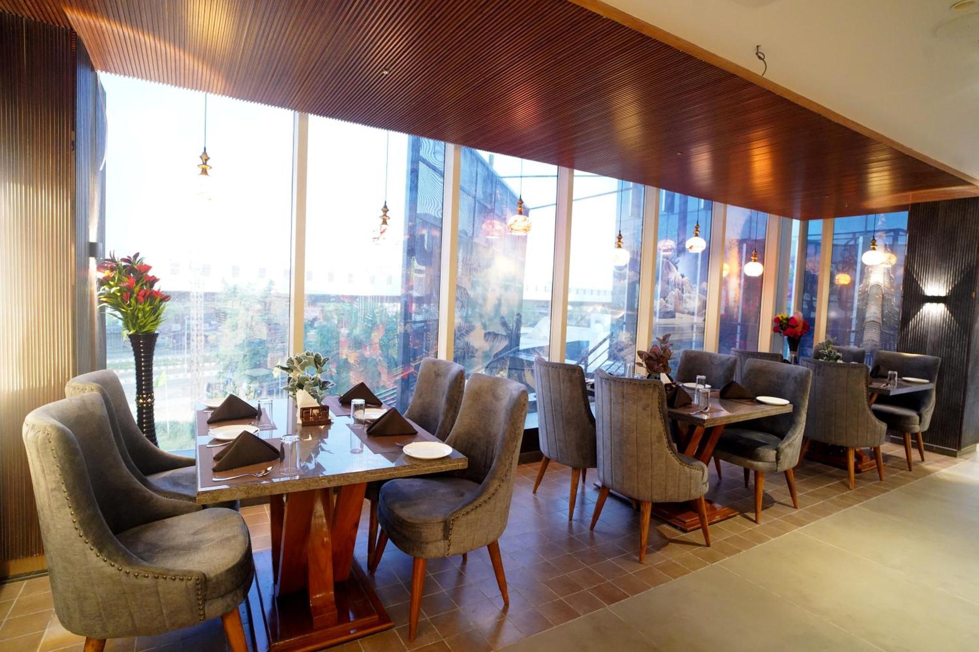 Hotel Sakura Gold Γκουργκάον Εξωτερικό φωτογραφία