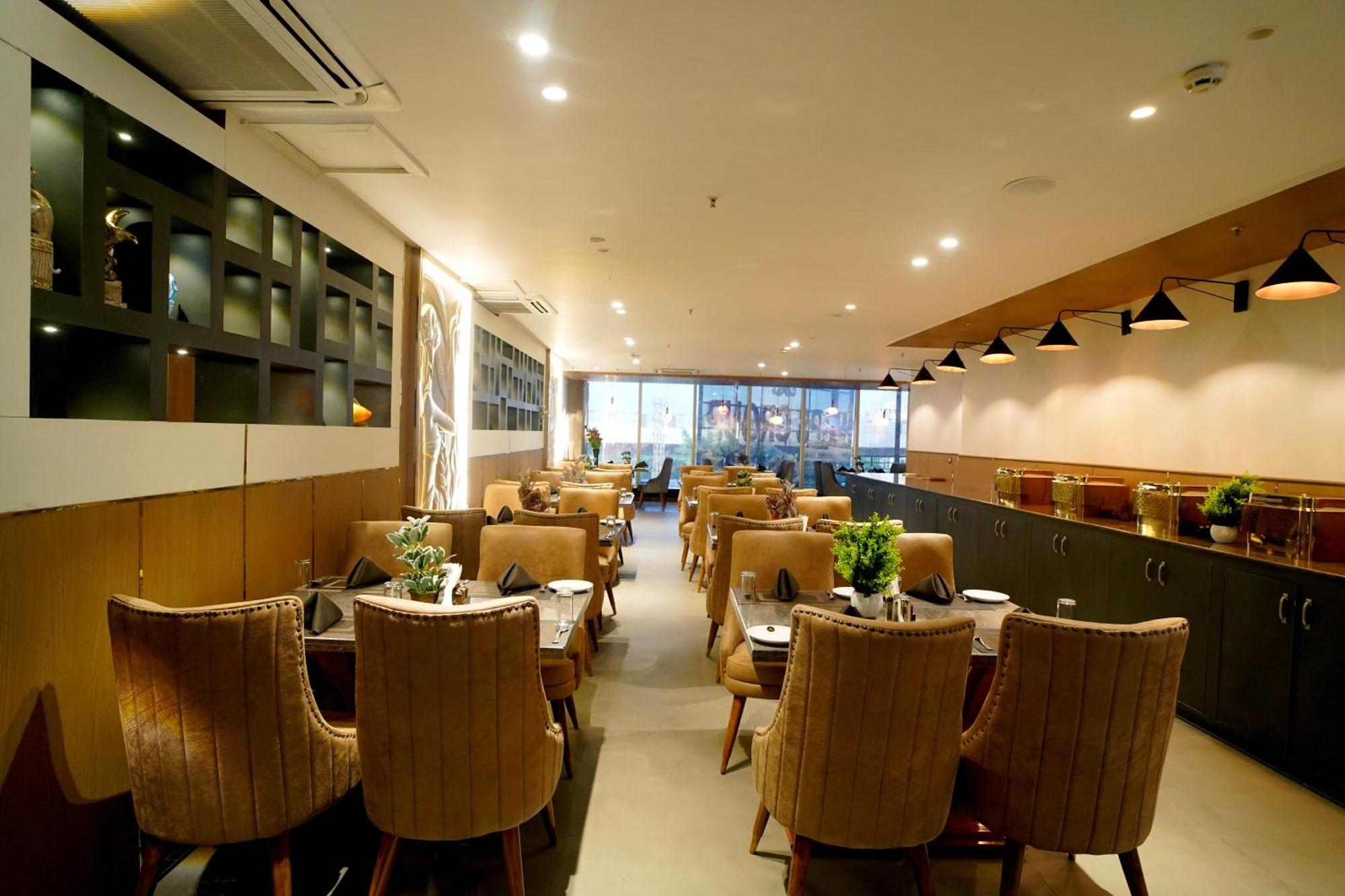 Hotel Sakura Gold Γκουργκάον Εξωτερικό φωτογραφία