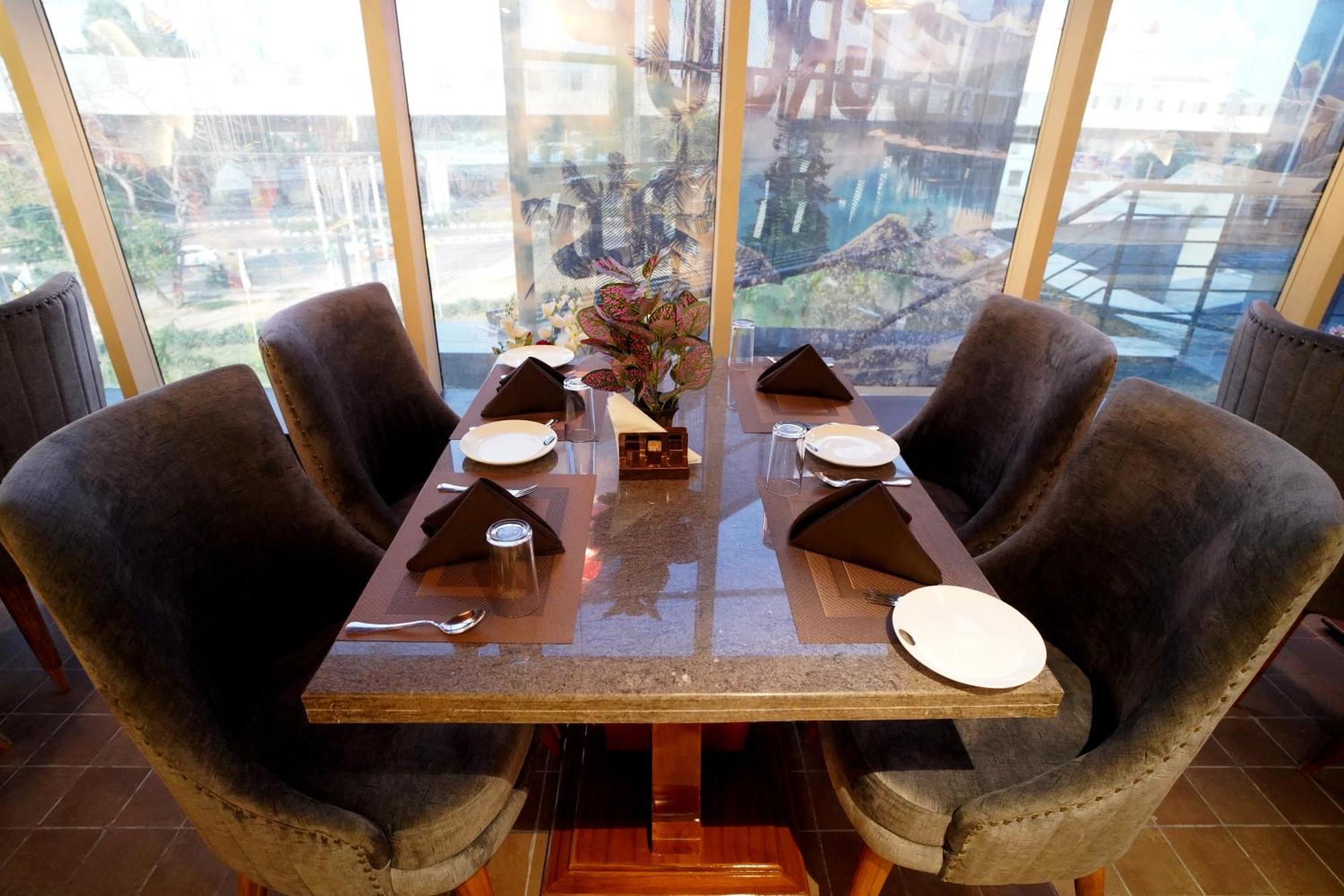 Hotel Sakura Gold Γκουργκάον Εξωτερικό φωτογραφία