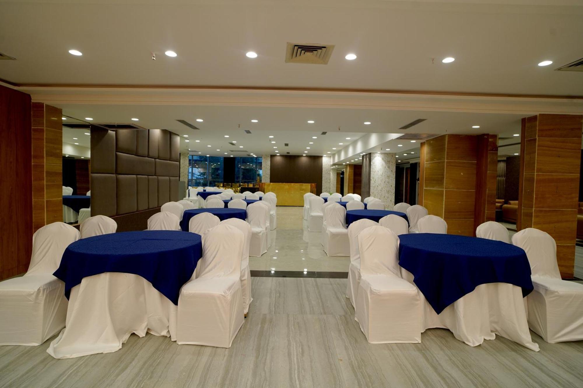 Hotel Sakura Gold Γκουργκάον Εξωτερικό φωτογραφία