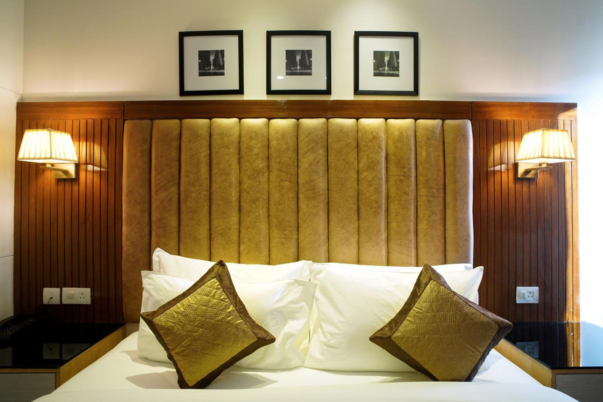 Hotel Sakura Gold Γκουργκάον Εξωτερικό φωτογραφία