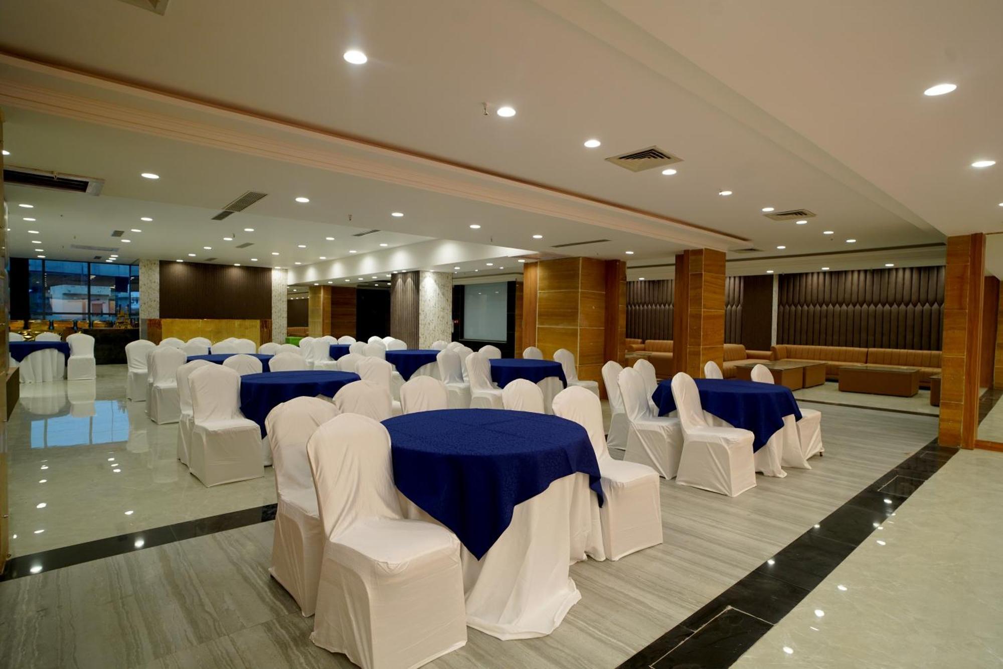 Hotel Sakura Gold Γκουργκάον Εξωτερικό φωτογραφία