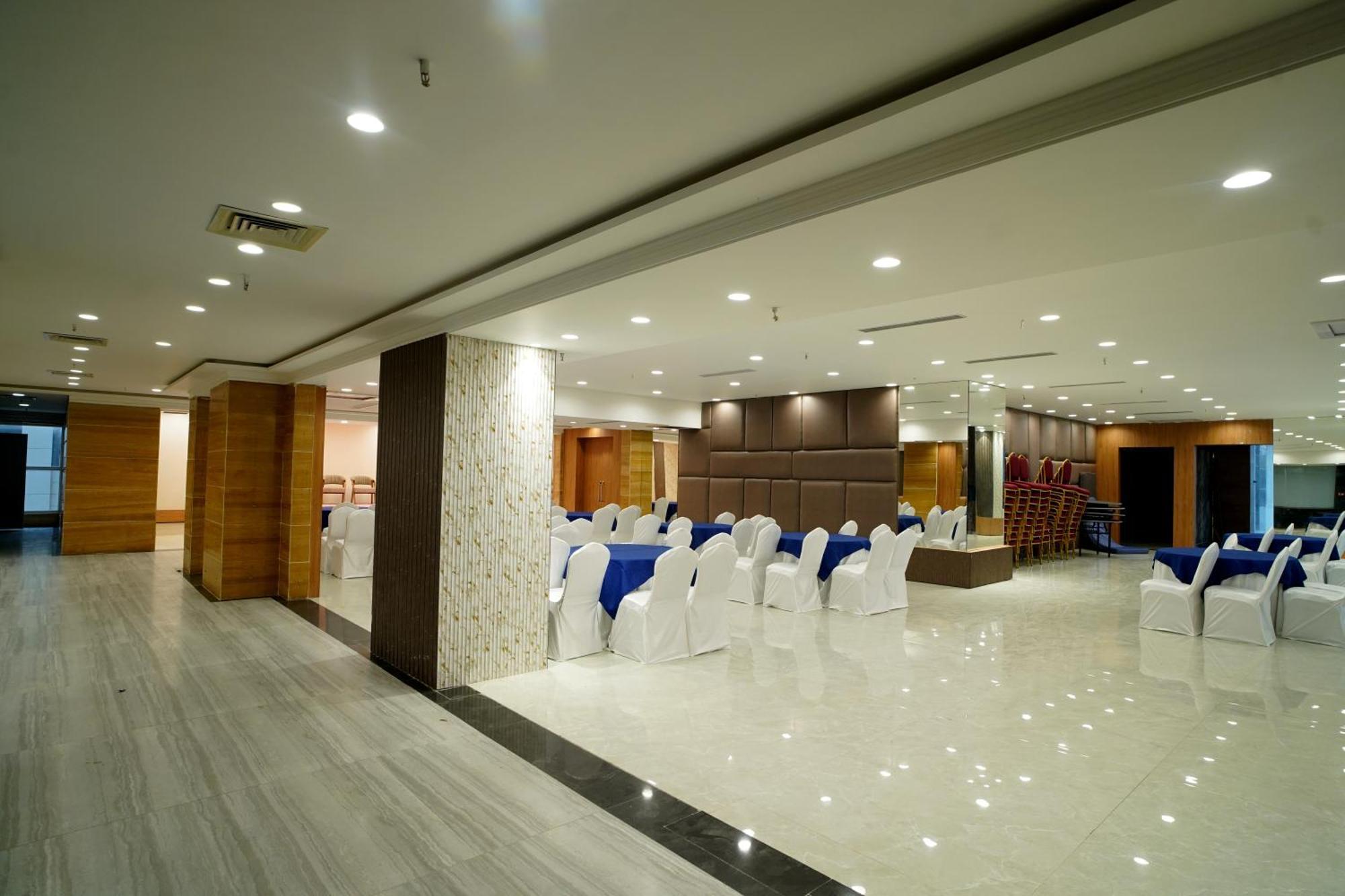 Hotel Sakura Gold Γκουργκάον Εξωτερικό φωτογραφία