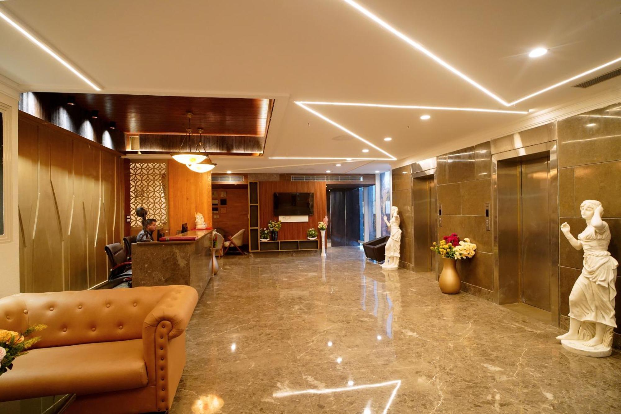 Hotel Sakura Gold Γκουργκάον Εξωτερικό φωτογραφία