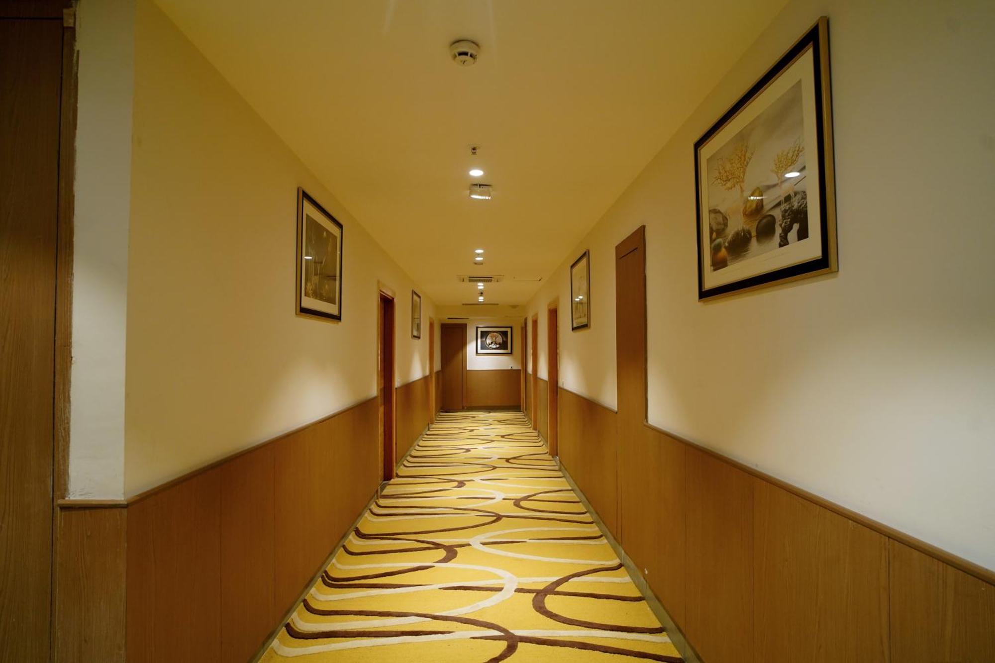 Hotel Sakura Gold Γκουργκάον Εξωτερικό φωτογραφία
