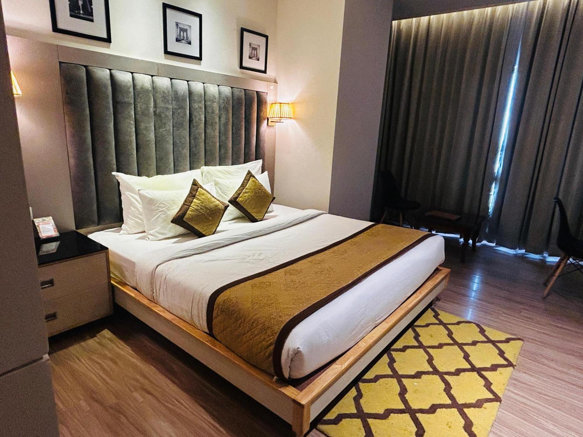 Hotel Sakura Gold Γκουργκάον Εξωτερικό φωτογραφία