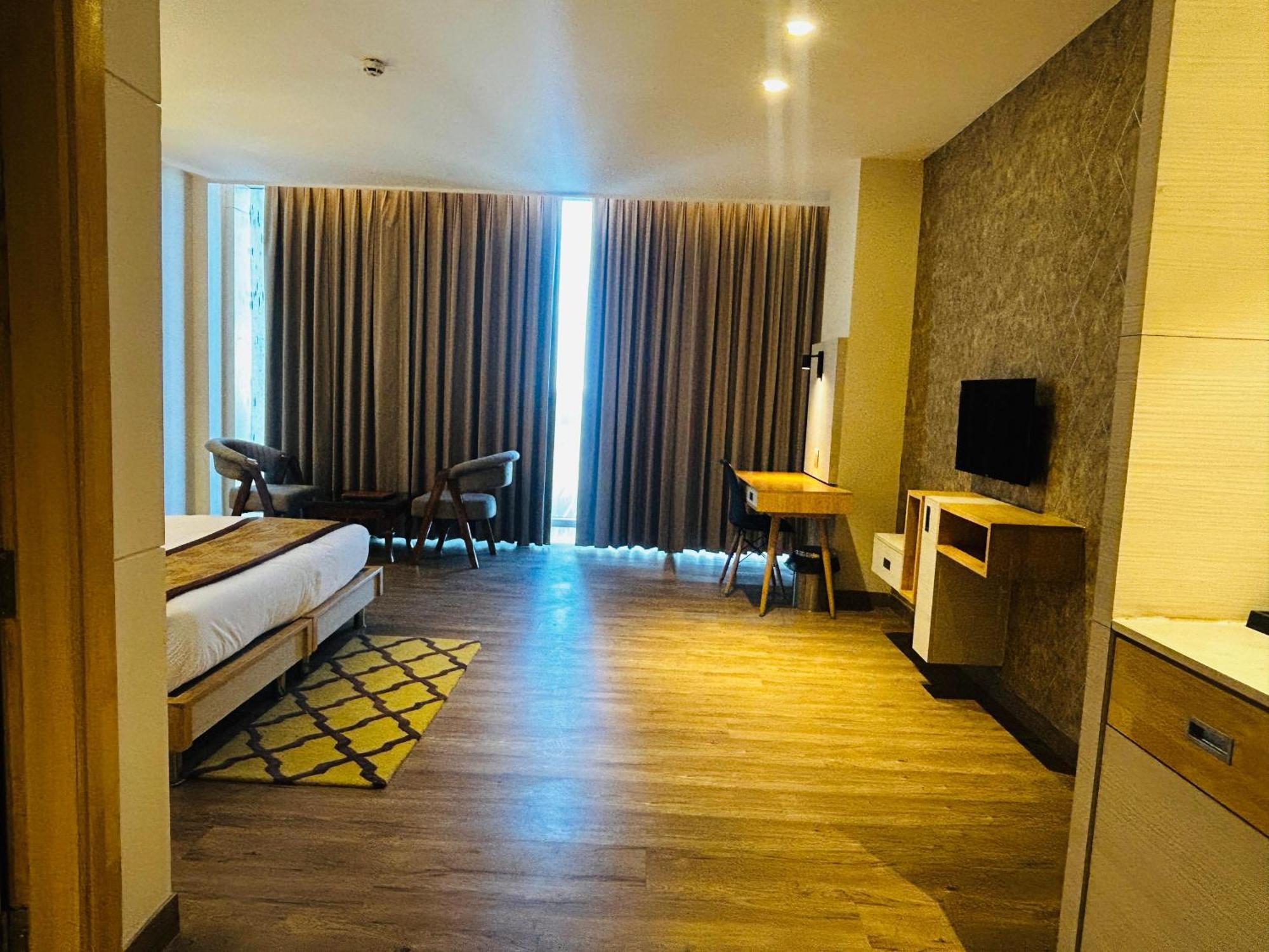 Hotel Sakura Gold Γκουργκάον Εξωτερικό φωτογραφία