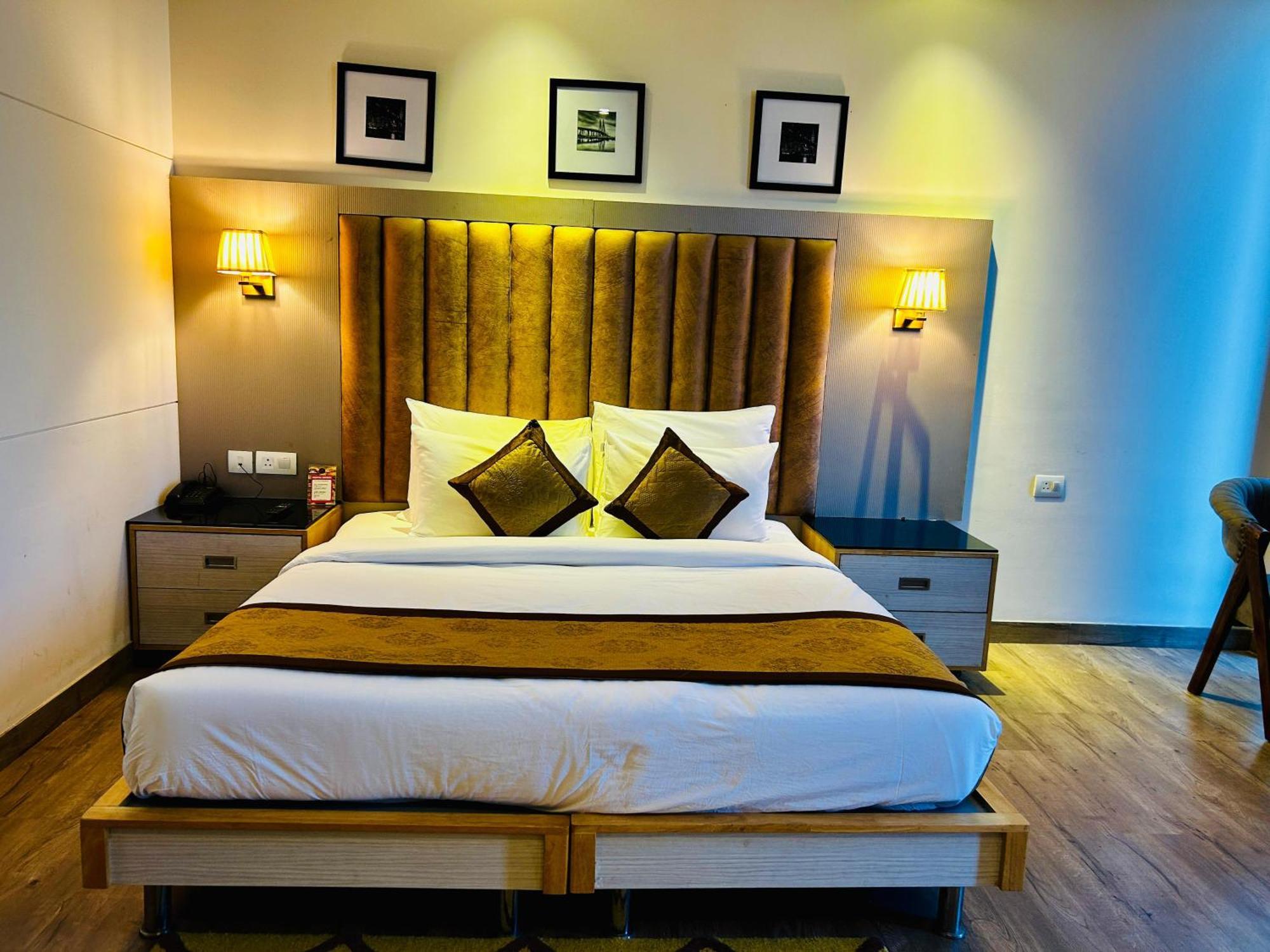 Hotel Sakura Gold Γκουργκάον Εξωτερικό φωτογραφία