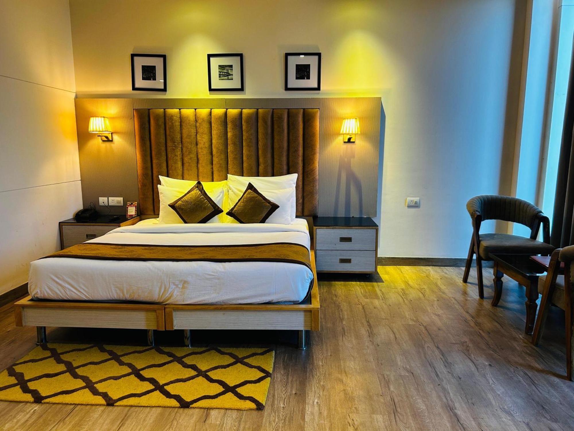 Hotel Sakura Gold Γκουργκάον Εξωτερικό φωτογραφία