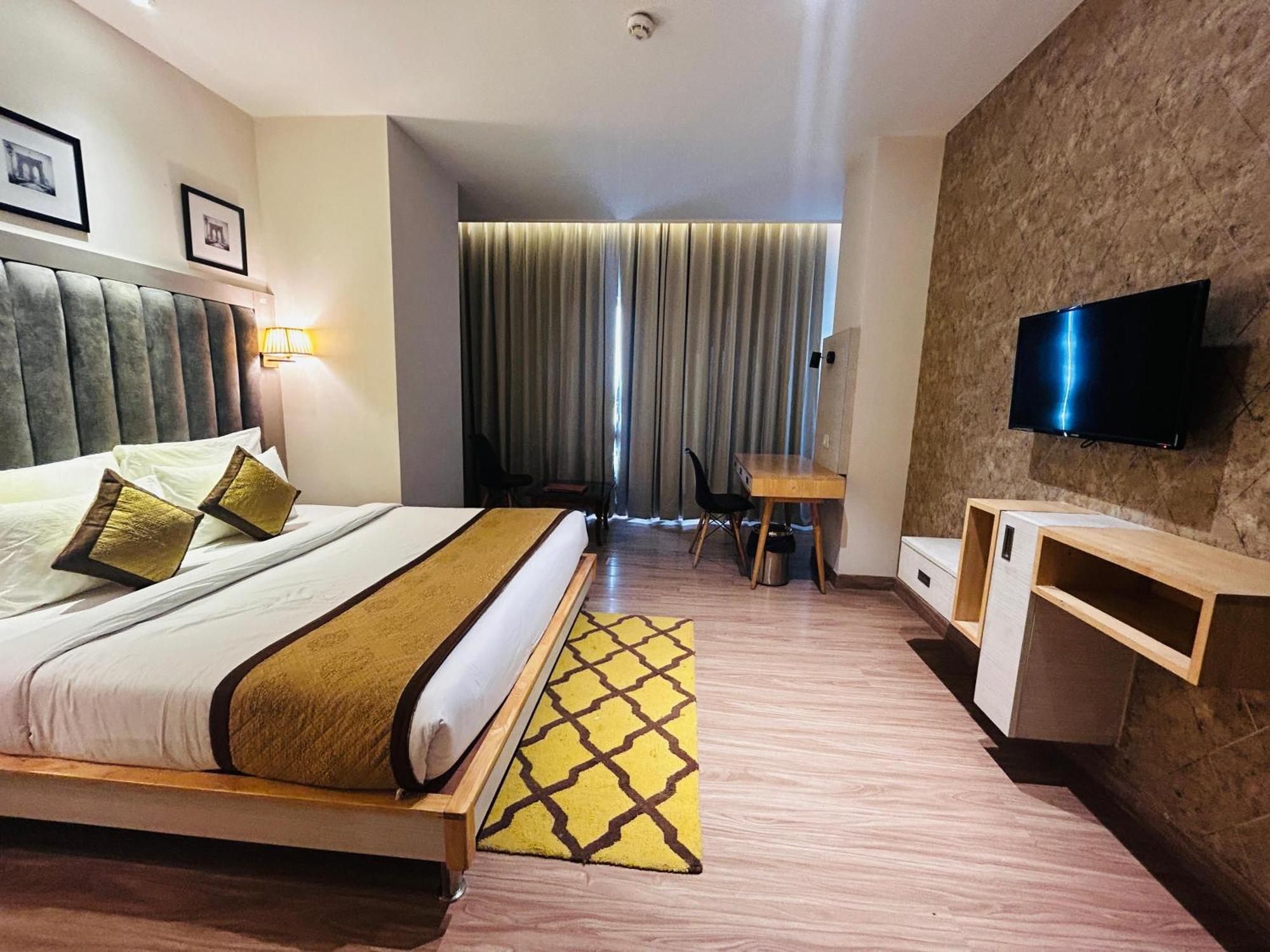 Hotel Sakura Gold Γκουργκάον Εξωτερικό φωτογραφία