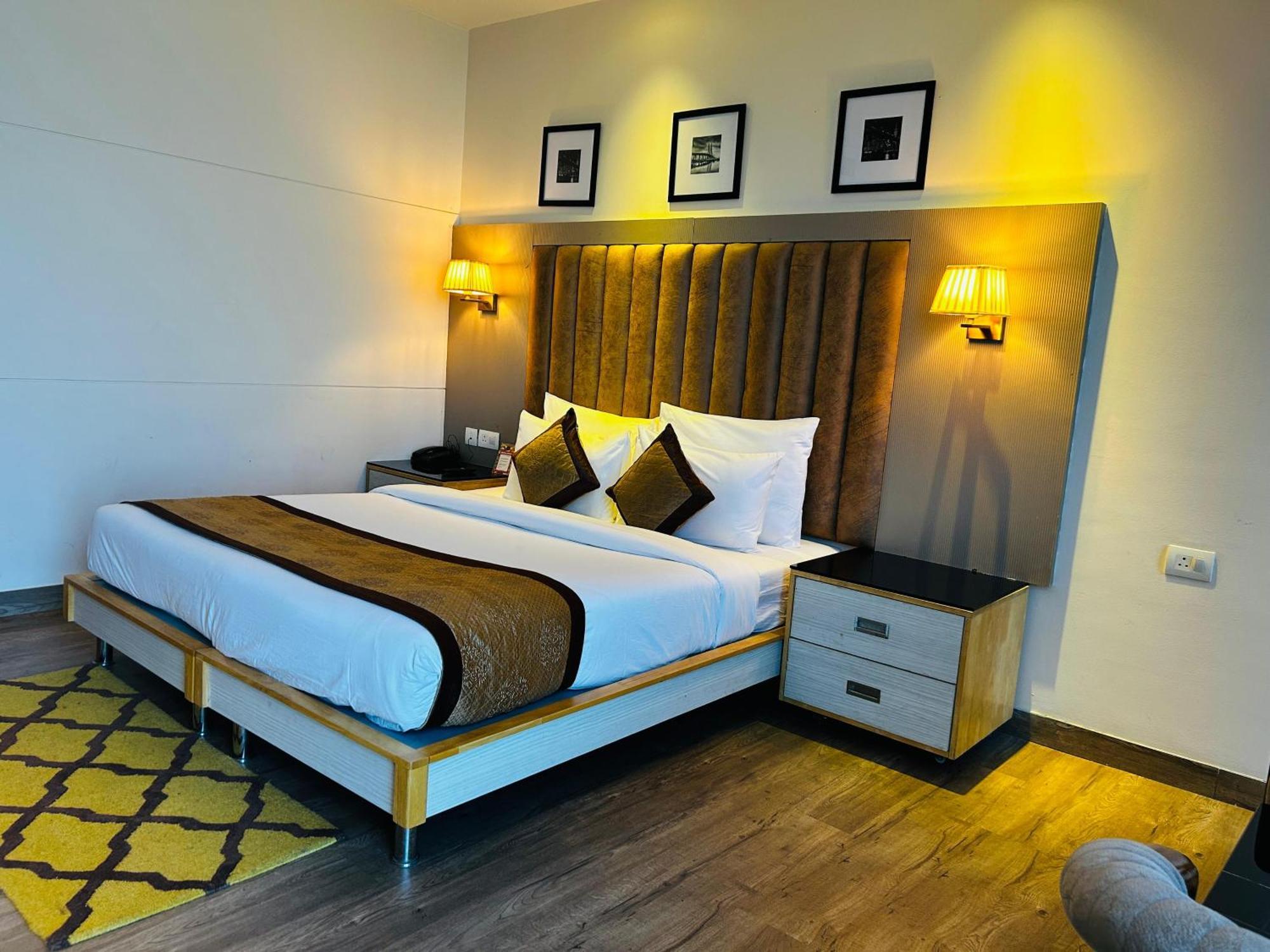 Hotel Sakura Gold Γκουργκάον Εξωτερικό φωτογραφία
