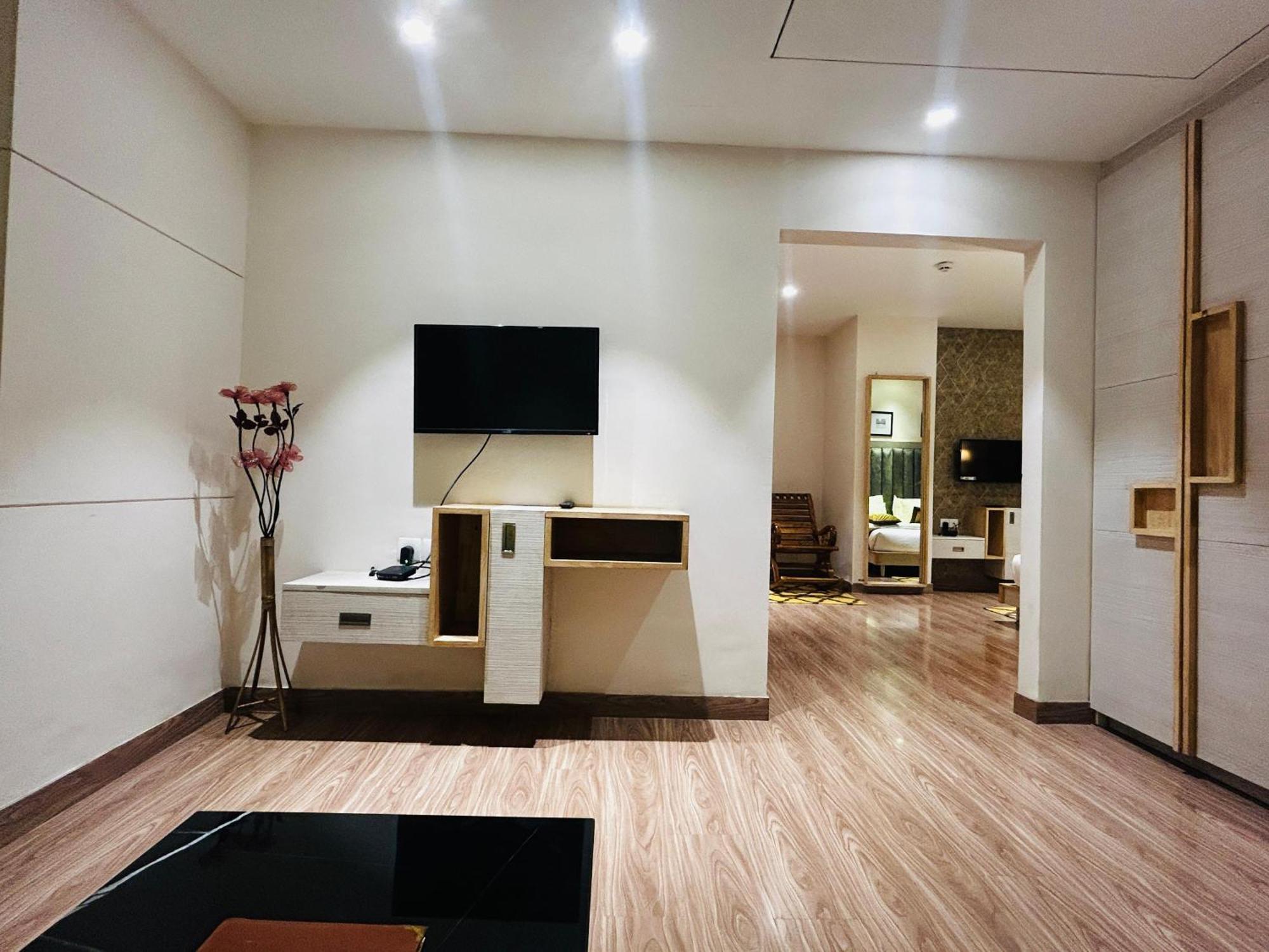 Hotel Sakura Gold Γκουργκάον Εξωτερικό φωτογραφία