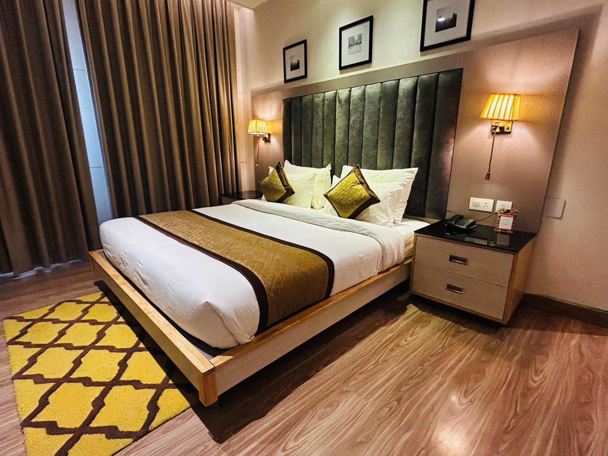 Hotel Sakura Gold Γκουργκάον Εξωτερικό φωτογραφία