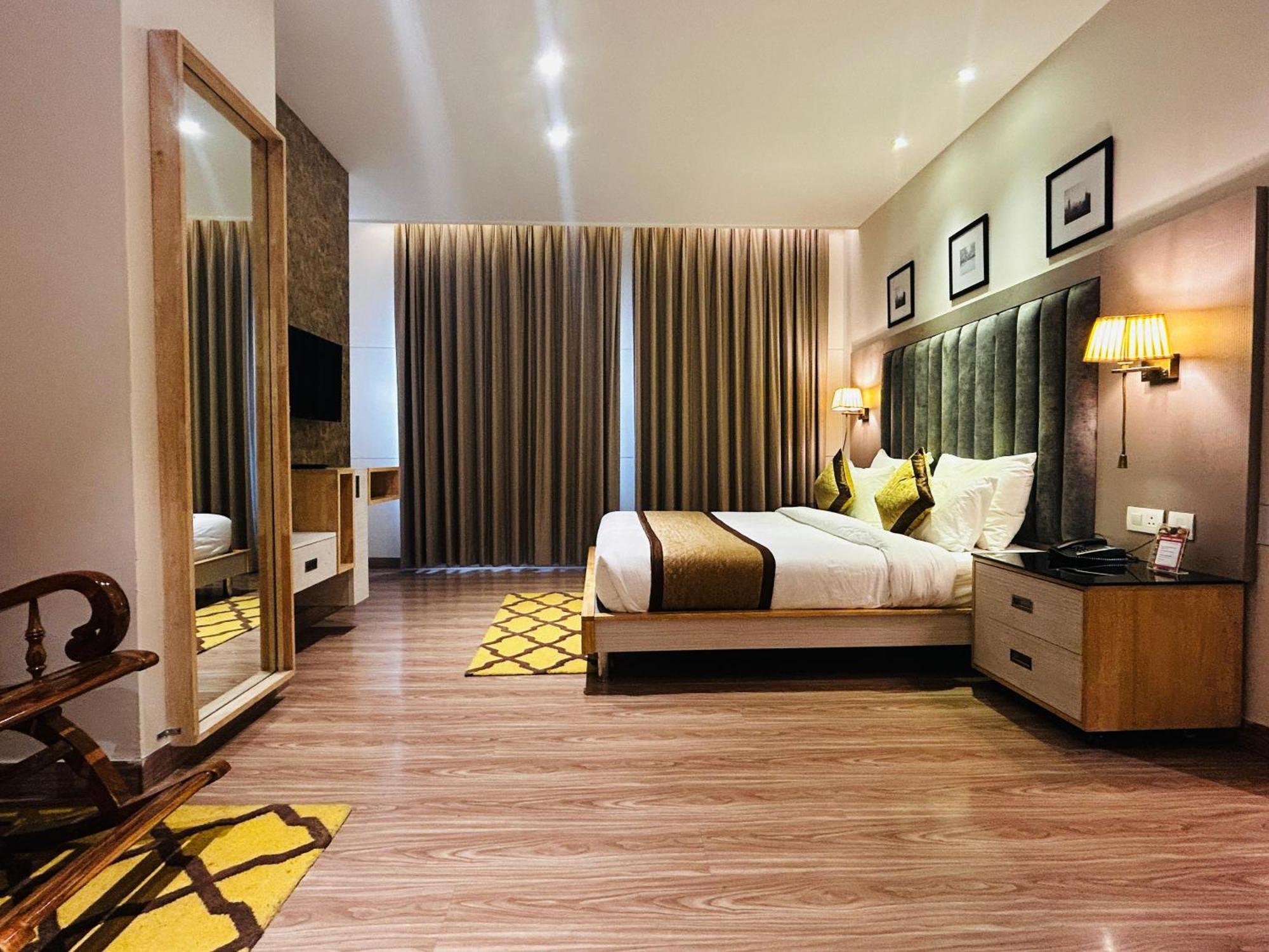 Hotel Sakura Gold Γκουργκάον Εξωτερικό φωτογραφία