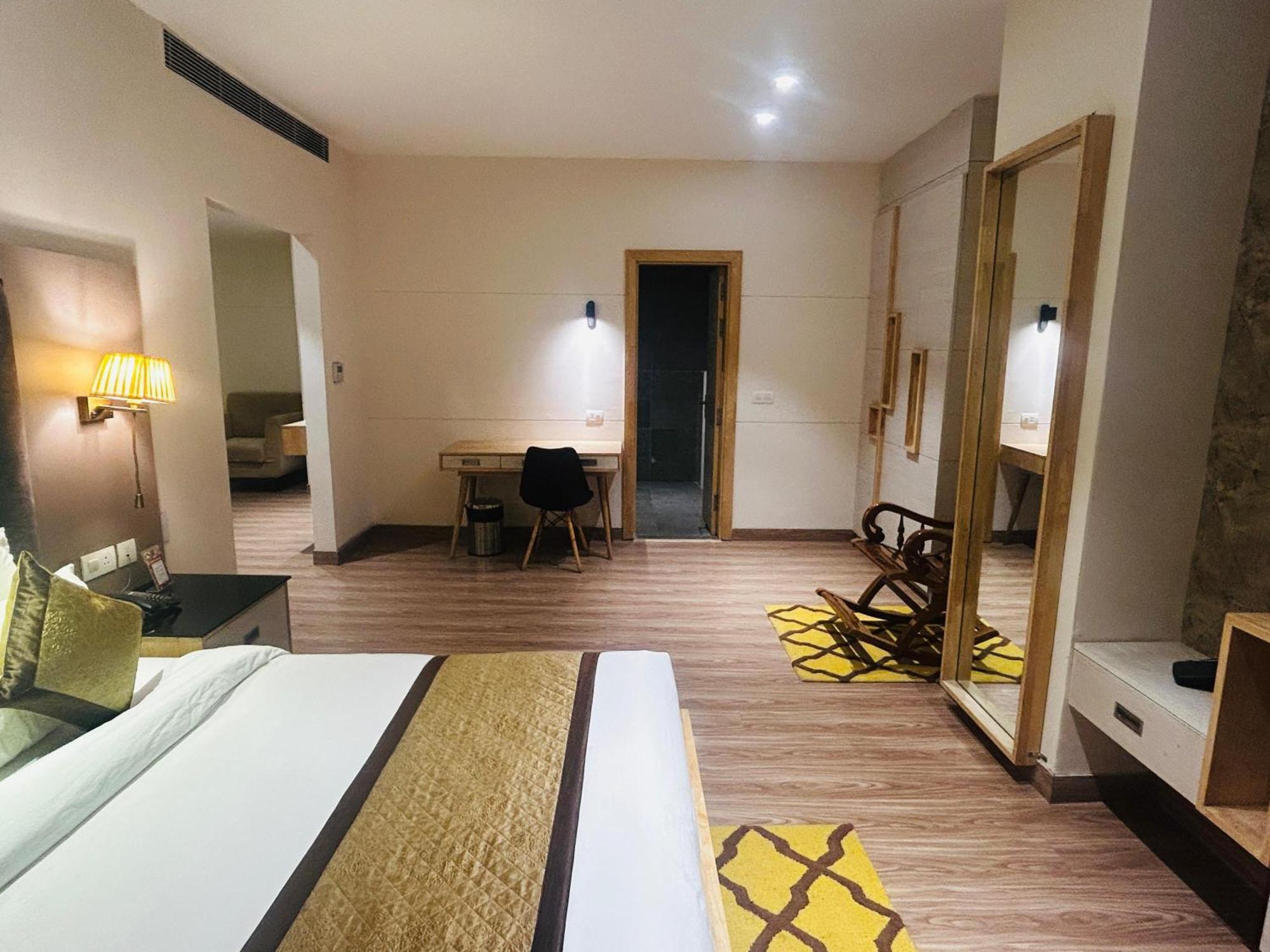 Hotel Sakura Gold Γκουργκάον Εξωτερικό φωτογραφία