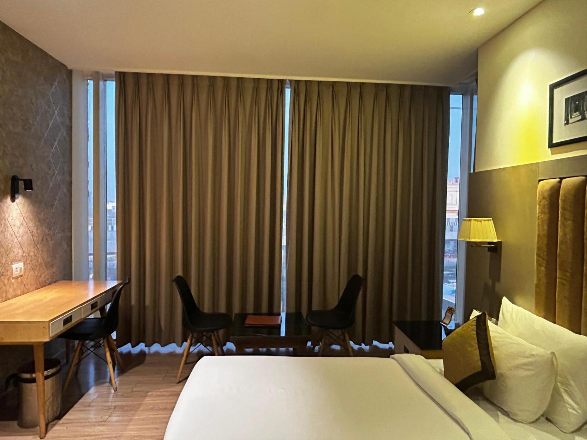 Hotel Sakura Gold Γκουργκάον Εξωτερικό φωτογραφία